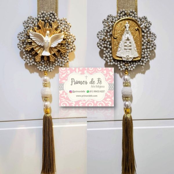 Escapulário de Porta: Nossa Senhora Aparecida – P Arabesco Dourado Dourada Escapulário de Porta: Nossa Senhora Aparecida – P Arabesco Dourado Dourada
